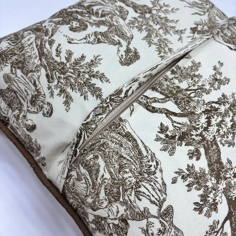 Toile de Jouy Kırlent Kılıfı – Fitil Detaylı Dekoratif Kırlent