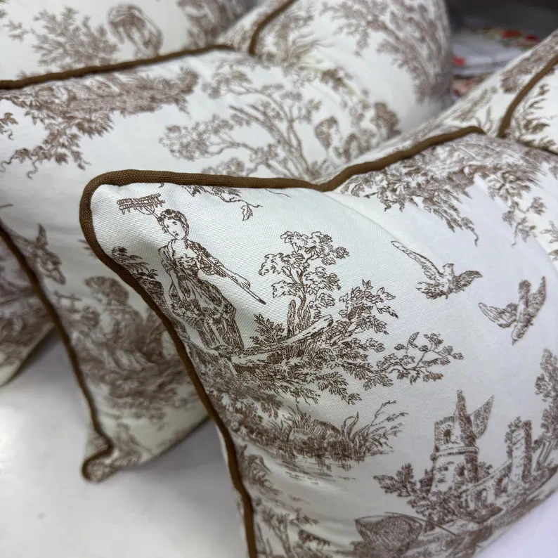 Toile de Jouy Kırlent Kılıfı – Fitil Detaylı Dekoratif Kırlent